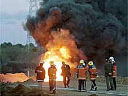 Bomberos trabajando tras la deflagración del conducto de etileno paralelo a la autopista A-7, ayer en Roda de Barà.