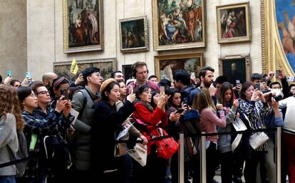 Visitantes del Louvre fotografían 'La Gioconda'.