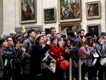 Visitantes del Louvre fotografían 'La Gioconda'.