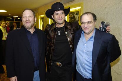 Harvey (izquierda) y Bob Weinstein (derecha) posan junto al director Robert Rodrguez en el estreno de <i>Sin city,</i> el pasado lunes en Hollywood.