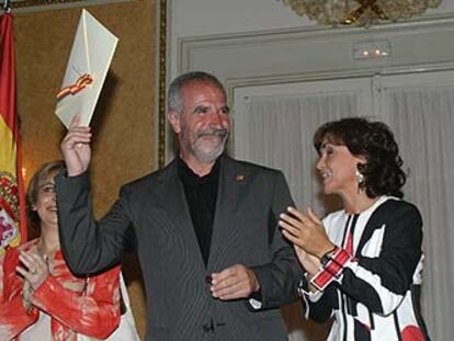 El director de fotografía Javier Aguirresarobe y la ministra de Cultura, Carmen Calvo, en San Sebastián.