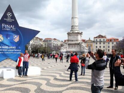 Foto de recuerdo para los aficionados madrileños que se han acercado a Lisboa para seguir la final de la Liga de Campeones