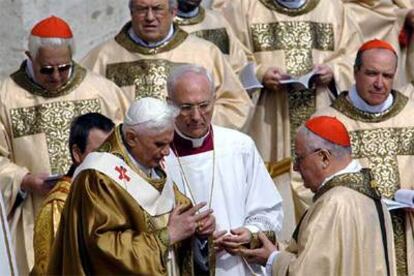 Tras la imposición del palio, Benedicto XVI recibe el anillo del Pescador.