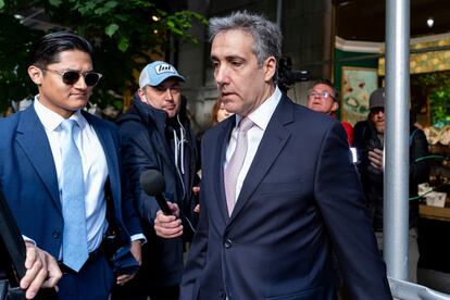Michael Cohen, antiguo hombre de confianza de Donald Trump, sale de su casa este lunes en dirección al tribunal penal de Manhattan.