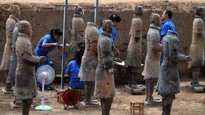 Parte de las nuevas esculturas halladas en el mausoleo del primer emperador chino.