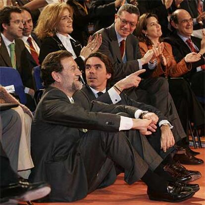 Mariano Rajoy, José María Aznar y otros dirigentes del PP, en la convención del partido en Madrid.