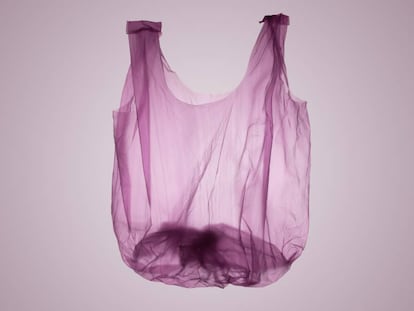 ¿Y si no debiéramos fabricar bolsas de plástico reutilizables o pajitas reciclables?