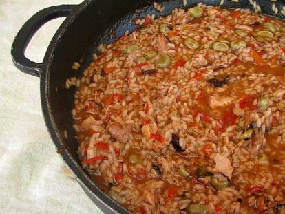 Arroz caldoso con pollo, habas y aceitunas