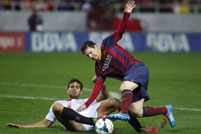 Messi lucha por el bal&oacute;n con Fazio. 