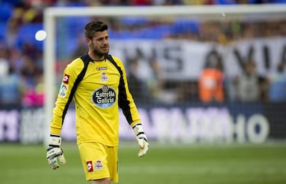 El guardameta del Deportivo de la Coruña, Fabricio Agosto, emocionado tras conseguir la permanencia en primera división.