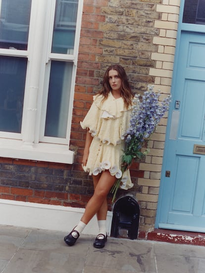 La futbolista, en el mercado de flores de Columbia Road, donde pasea con vestido y zapatos de Dior y calcetines de Calzedonia.Antonio Mingot