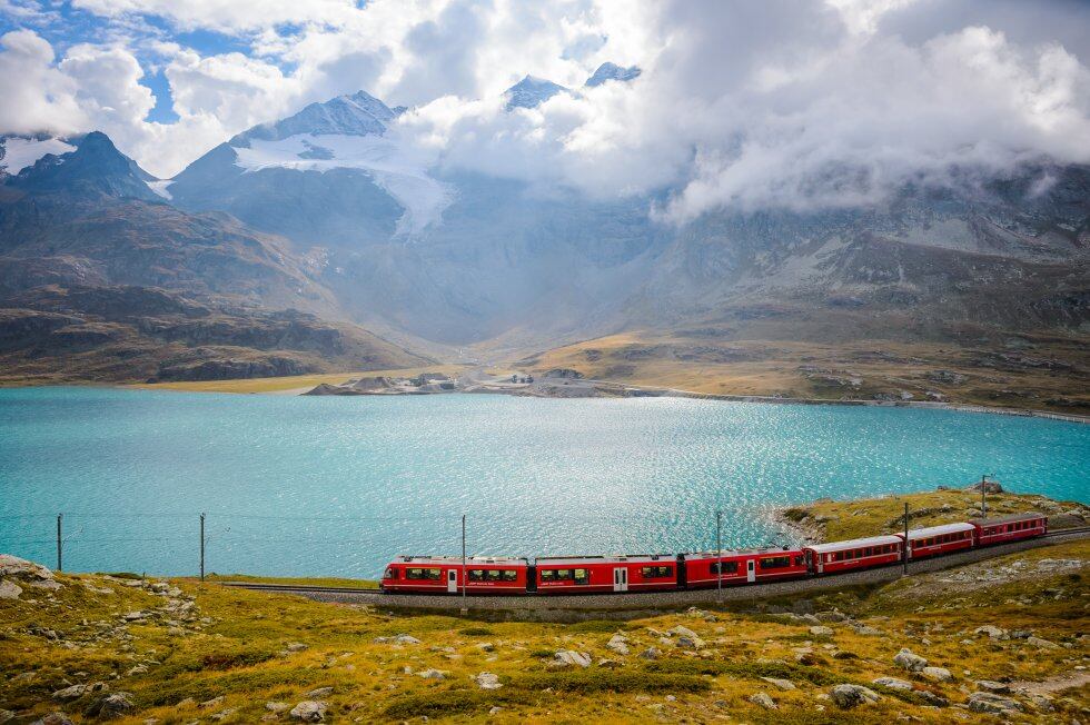 El tren panorámico Bernina Express, declarado patrimonio mundial por la Unesco, recorre 144 kilómetros entre Coira (Suiza) y la localidad italiana de Tirano.