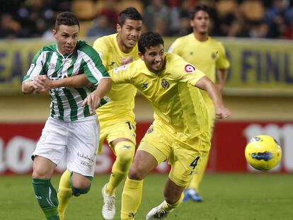 Rubén Castro y Musacchio pugnan por el balón.