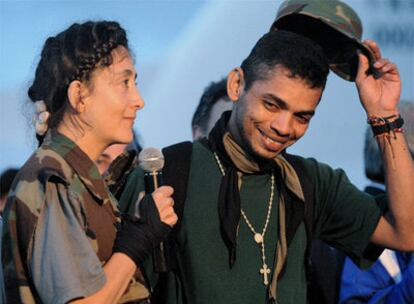 Ingrid Betancourt y el cabo William Pérez hablan ante la prensa en Bogotá tras ser rescatados por el Ejército.