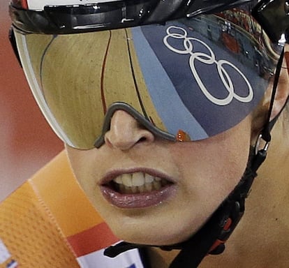 Los aros olímpicos se reflejan en el casco de la ciclista de los Países Bajos Willy Kanas.