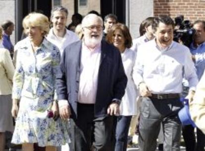 La presidenta del PP de Madrid, Esperanza Aguirre, el cabeza de lista del PP a las elecciones europeas, Miguel Arias Ca&ntilde;ete (c), la alcaldesa de Madrid, Ana Botella (2d), y el presidente de la Comunidad de Madrid, Ignacio Gonz&aacute;lez (d), a su llegada hoy a un mitin del partido en el Centro Conde Duque de Madrid.