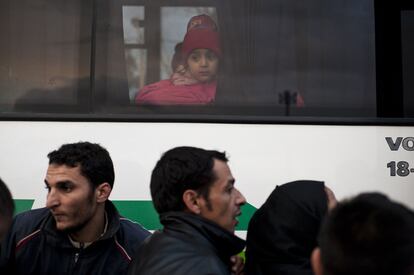 Un niño mira por la ventana del autobús poco después de atravesar la frontera entre Túnez y Libia.