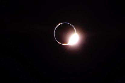 Imagen de un eclipse lunar total desde la superficie de la Luna capturada por el módulo de aterrizaje lunar Blue Ghost Mission 1 de Firefly el 14 de marzo de 2025. La imagen muestra al sol a punto de emerger de la totalidad detrás de la Tierra.