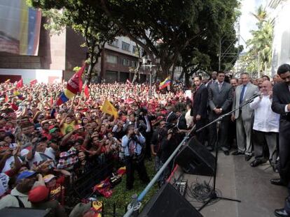 El vicepresidente venezolano, Nicolás Maduro (con corbata roja), abraza, frente a la Asamblea Nacional, a Diosdado Cabello, elegido el sábado presidente del Parlamento.