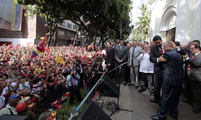 El vicepresidente venezolano, Nicolás Maduro (con corbata roja), abraza, frente a la Asamblea Nacional, a Diosdado Cabello, elegido el sábado presidente del Parlamento.