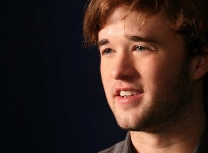 Haley Joel Osment, el famosísimo niño de la película <i>Sexto sentido</i> ya no es un niño. Y como con los años más bien ha perdido en términos de belleza, en su adolescencia no disfrutó de demasiada popularidad. Sin embargo, él aprovechó el tiempo, se puso a estudiar Arte Dramático en la Universidad de Nueva York y ahora, con sólo 20 años, está a las puertas de debutar en Broadway con la obra de teatro <i>American Buffalo</i>. "No sé si me darán créditos universitarios por estrenarme en las tablas, pero ciertamente es una experiencia que tiene que ver con lo que estudio", bromea el actor, que ha abandonado temporalmente la facultad para poder trabajar en la obra.