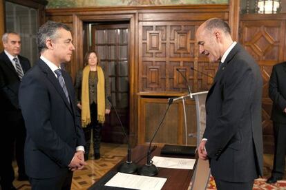 Iñaki Goirizelaia jura su cargo de rector de la UPV ante el 'lehendakari' Urkullu.