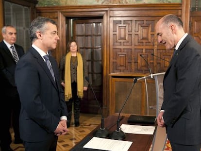 Iñaki Goirizelaia jura su cargo de rector de la UPV ante el 'lehendakari' Urkullu.