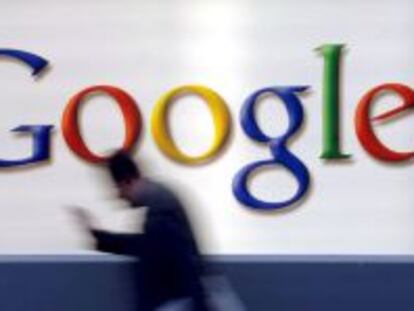 Un hombre pasea delante del logotipo de Google, en Fr&aacute;ncfort, Alemania.
