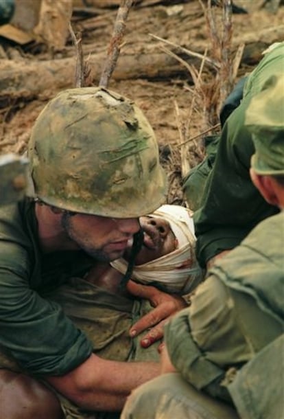 Durante su estancia en Vietnam, Burrows intentó retratar el lado más humano del drama y llegar lo más cerca posible del campo de batalla. Hasta el 10 de febrero de 1971, cuando el helicóptero en el que viajaba fue alcanzado por fuego antiaéreo cerca de la frontera de Laos. Murió toda su tripulación, entre ellos Burrows y tres fotógrafos más: Henri Huet, Potter Kent y Shimamoto Keisaburo. De Burrows solo se pudieron encontrar los restos de una Leica M3.