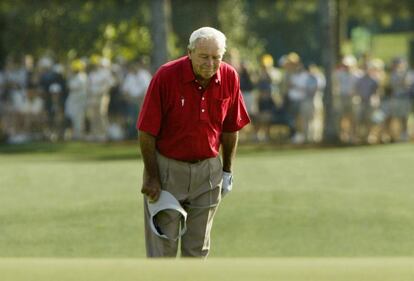 El cuatro veces campeón de los Masters, Arnold Palmer, hace una reverencia hacia las gradas durante su aparición en el torneo final de los Masters de Augusta, en Georgia (EE.UU), en abril de 2004.