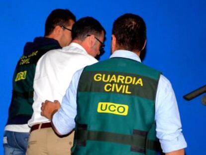 Agentes de la Guardia Civil detienen al exalcalde de Parla, Jos&eacute; Mar&iacute;a Fraile, en octubre. 
