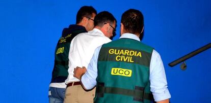 Agentes de la Guardia Civil detienen al exalcalde de Parla, José María Fraile, en octubre.