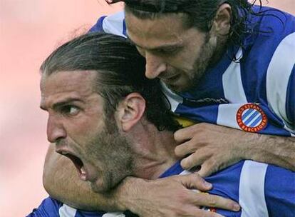 Iván Alonso y Jarque festejan el gol de la victoria.