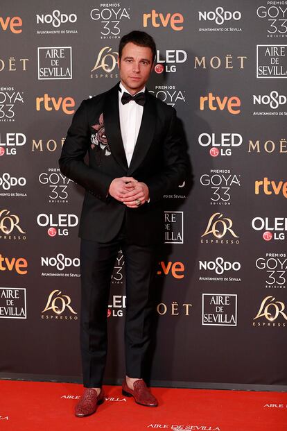 El actor Carles Francino, con traje de Juan Avellaneda y camisa de Mirto.