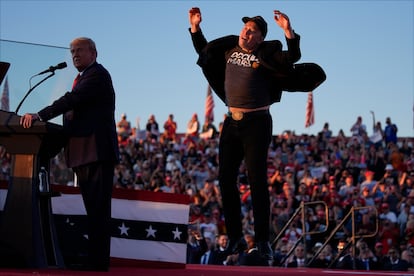 Elon Musk salta al escenario mientras Trump habla en un mitin de campaña en Butler, Pensilvania, el 5 de octubre de 2024. Elon Musk ha mostrado abiertamente su apoyo al movimiento de Trump de su nueva faceta política. Elon Musk está sacando rédito económico de su nueva faceta política. Algunas de sus empresas se han disparado en bolsa desde la victoria de Donald Trump, y eso ha provocado que use su fortuna como arma política.