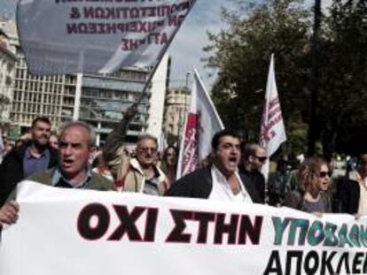 Empleados de la banca griega se manifiestan en Atenas, Grecia. EFE/Archivo