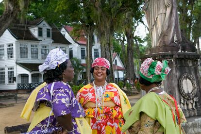 Mujeres ataviadas con un traje tradicional koto en la ciudad de Paramaribo, capital de Surinam.