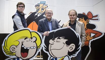 El nieto de Josep Escobar, Sergi, Francisco Ibáñez y Javier Pérez Andújar, durante la presentación del relanzamiento de 'Zipi y Zape' en Barcelona, en el 25 aniversario de la muerte de su autor.