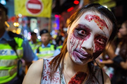 Personas se disfrazan para celebrar Halloween en Lan Kwai Fong en Hong Kong, el 31 de octubre de 2018.
