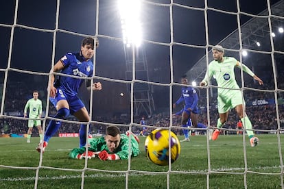 El guardameta del FC Barcelona, Iñaki Peña (c), no detiene el balón rematado por el centrocampista uruguayo del Getafe, Mauro Arambarri, en la jugada que ha significado el gol del equipo madrileño este sábado.