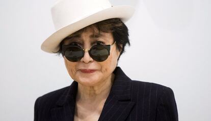 La artista Yoko Ono.