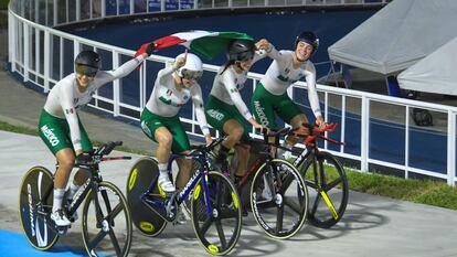 El equipo de ciclismo de México celebra su medalla en San Salvador, el 30 de junio.