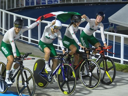 El equipo de ciclismo de México celebra su medalla en San Salvador, el 30 de junio.