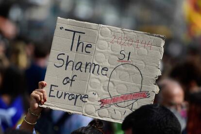 Una estudiante levanta una pancarta donde se lee 'La vergüenza de Europa' durante una protesta en Barcelona.  