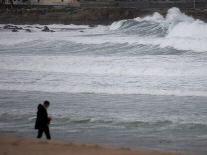 Un hombre pasea por la playa del Orzán en A Coruña, el pasado 5 de octubre.
