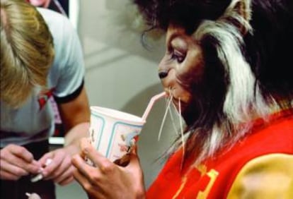 Michael Jackson tomando un refresco durante uno de los descansos de la grabación de 'Thriller'.