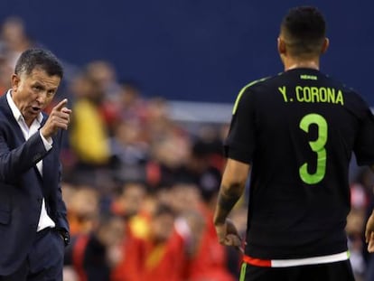 Osorio da instrucciones a Corona ante Chile.