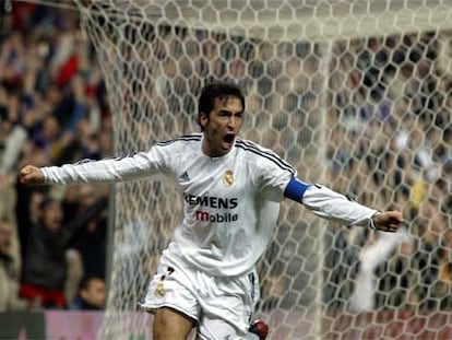 Raúl celebra un gol con el Madrid.