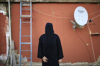 Completamente de negro una mujer libanesa de 32 años posa en la azotea de su casa de Beirut, la capital de Líbano. Su padre es chiíta y su madre es sunita. Lleva 'niqab', prenda que esconde el rostro y que solo deja al descubierto los ojos. Estos, a su vez, pueden cubrirse por un fino velo casi transparente. Normalmente también llevan el resto del cuerpo tapado. En las siguientes imágenes se muestra el mundo a través de un 'niqab', con la falta de nitidez con la que lo ven estas mujeres.