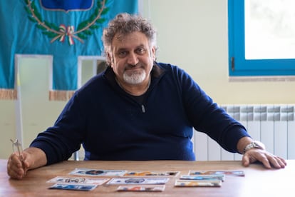 The mayor of Castellino del Biferno, Enrico Fratangelo, with ducat banknotes and the Bourbon flag in the background.